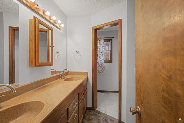 209 Harvey Drive, Manhattan, KS 66502