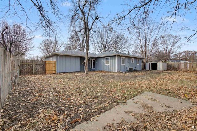 209 Harvey Drive, Manhattan, KS 66502