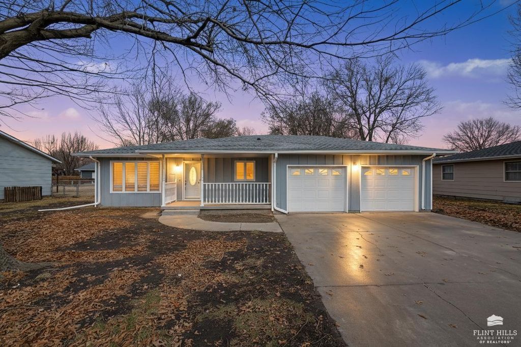 209 Harvey Drive, Manhattan, KS 66502