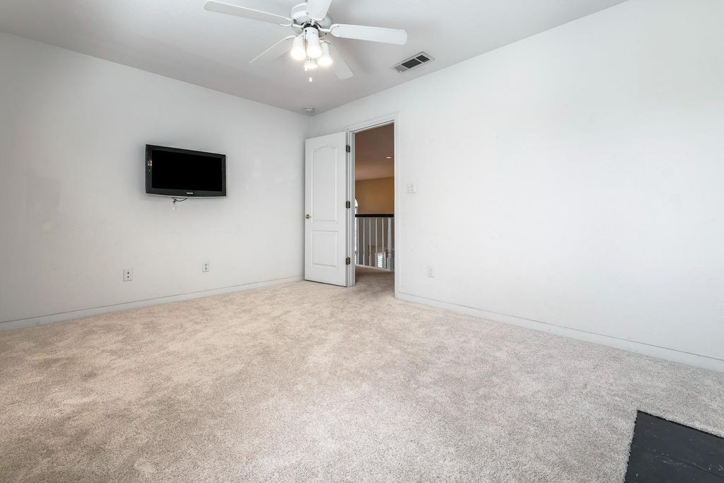 Image 24 of property listing at 3075 W Silverhill Lane, Fresno, CA 93711