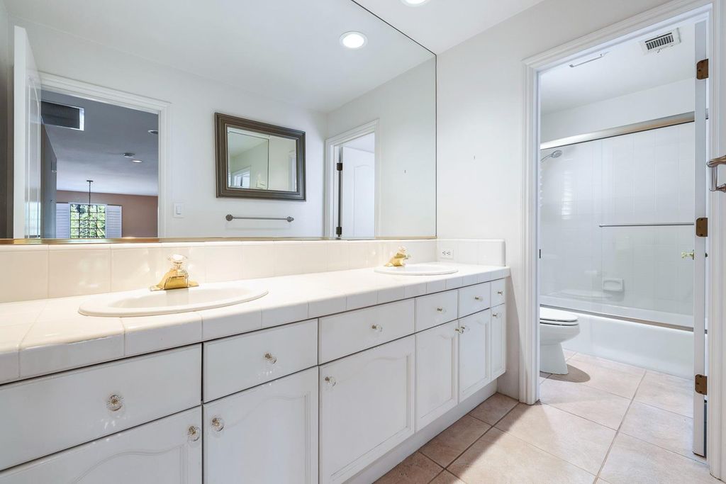 Image 27 of property listing at 3075 W Silverhill Lane, Fresno, CA 93711