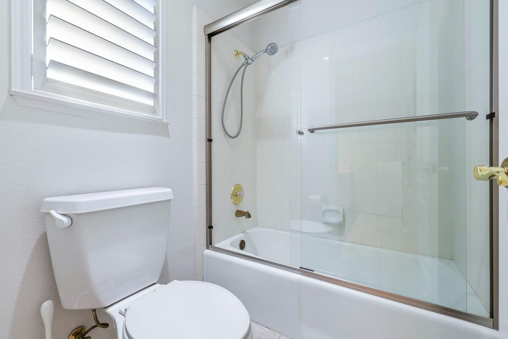 Image 28 of property listing at 3075 W Silverhill Lane, Fresno, CA 93711