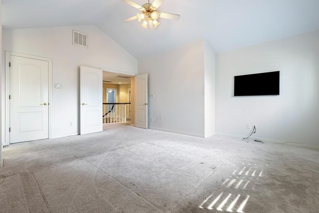 Image 31 of property listing at 3075 W Silverhill Lane, Fresno, CA 93711