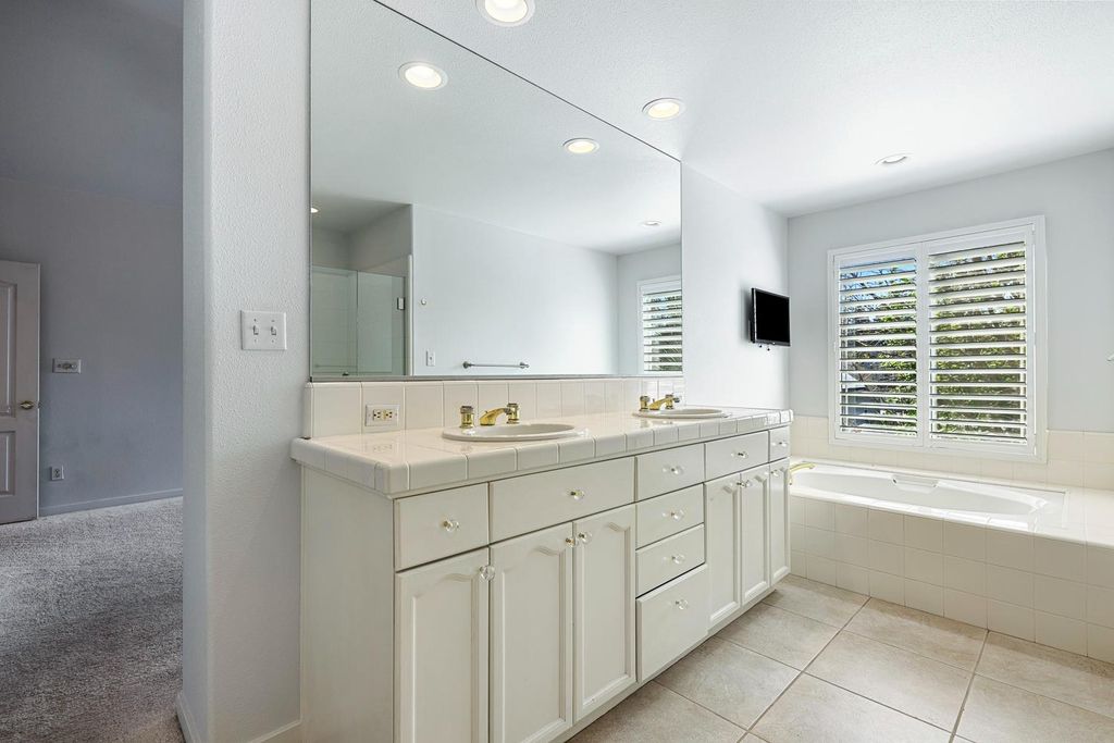 Image 34 of property listing at 3075 W Silverhill Lane, Fresno, CA 93711