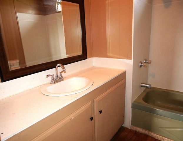 10974 Ave 56, Earlimart, CA 93219