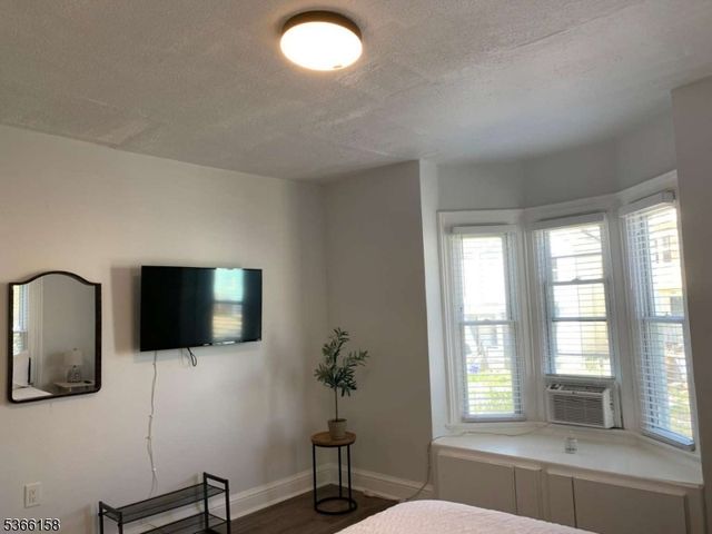 318 Amherst St, East Orange City, NJ 07018