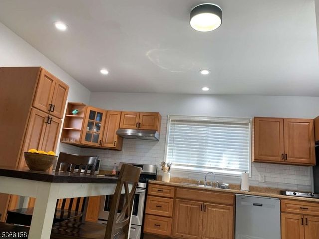 318 Amherst St, East Orange City, NJ 07018