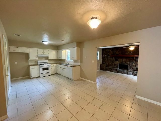 2100 Dee Avenue, Springdale, AR 72762