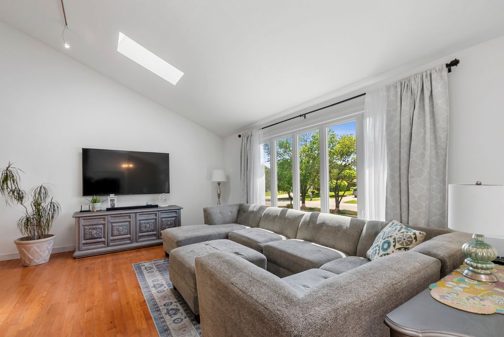 Image 2 of property listing at 15581 Frances Lane, Orland Park, IL 60462