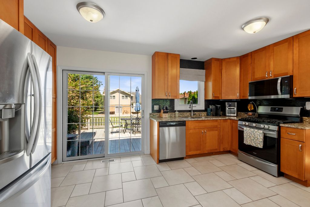 Image 7 of property listing at 15581 Frances Lane, Orland Park, IL 60462