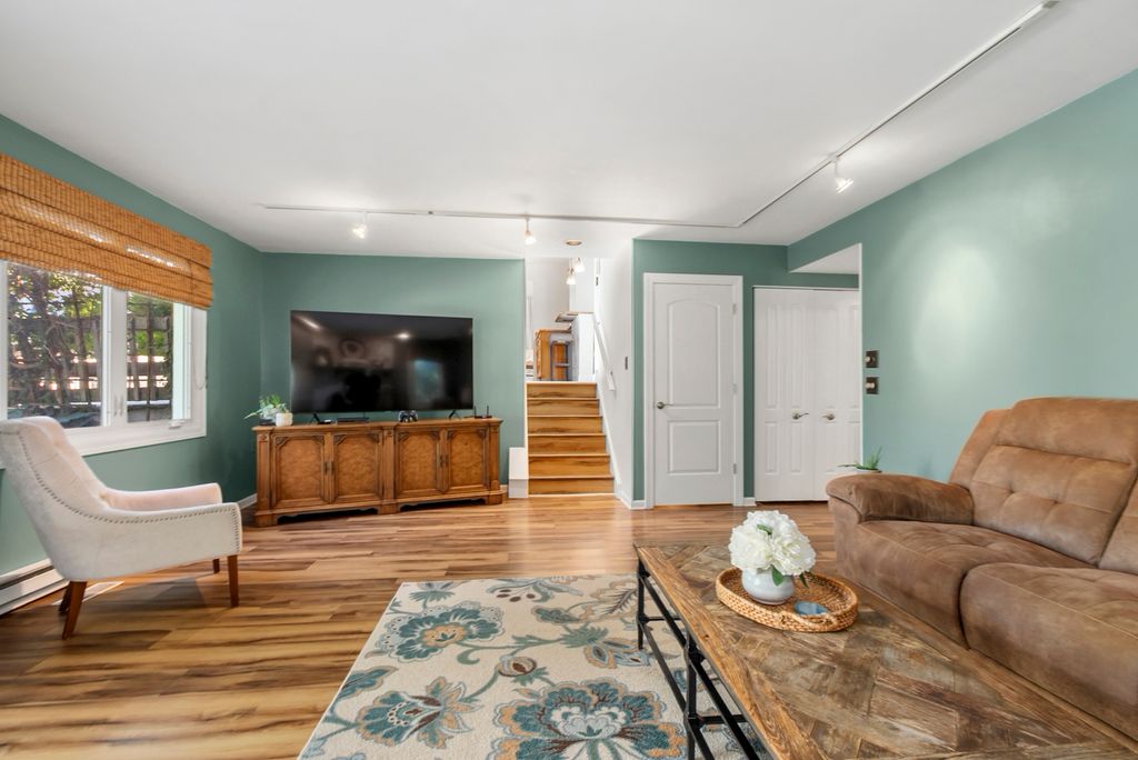 Image 10 of property listing at 15581 Frances Lane, Orland Park, IL 60462