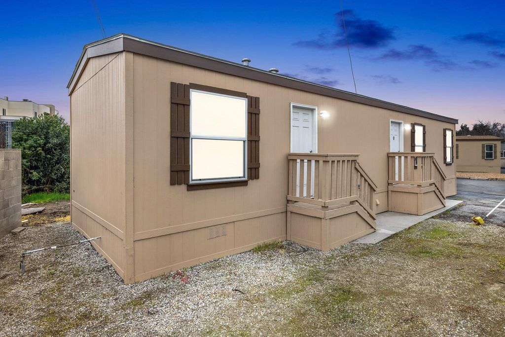 Image 2 of property listing at 1719 W Olive # 33, Fresno, CA 93728