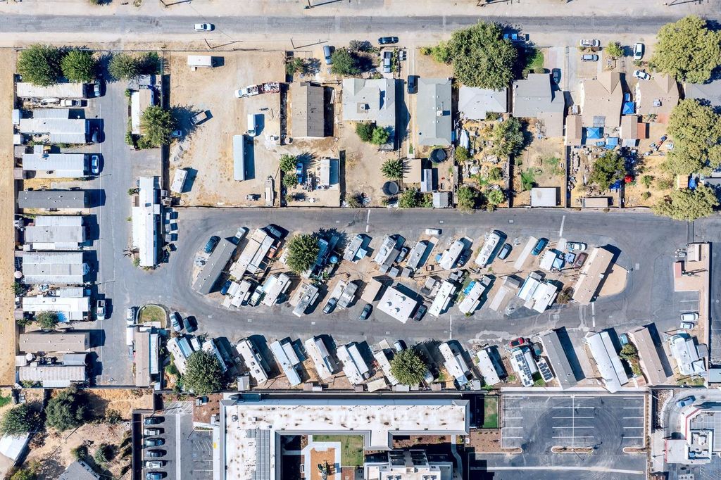 Image 27 of property listing at 1719 W Olive # 33, Fresno, CA 93728