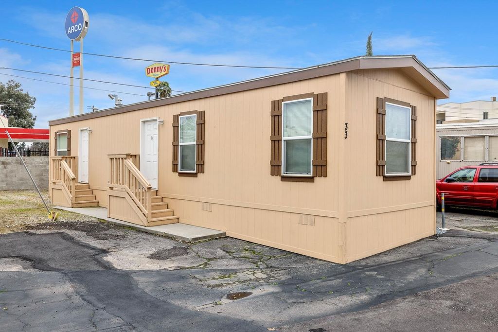 Image 3 of property listing at 1719 W Olive # 33, Fresno, CA 93728