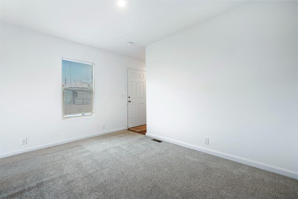 Image 8 of property listing at 1719 W Olive # 33, Fresno, CA 93728