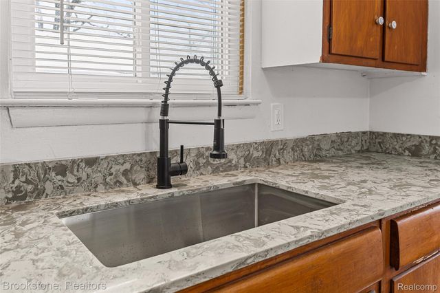 24534 Columbus Avenue, Warren, MI 48089