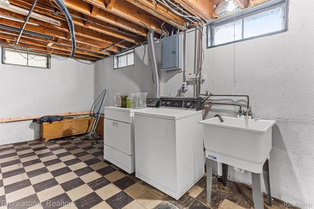 24534 Columbus Avenue, Warren, MI 48089