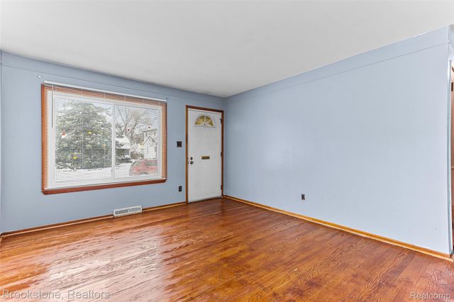 24534 Columbus Avenue, Warren, MI 48089