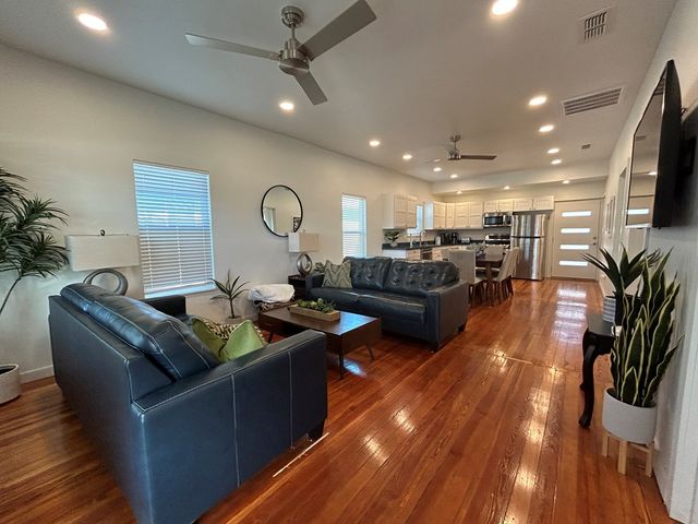 1524 N Water St, Kerrville, TX 78028