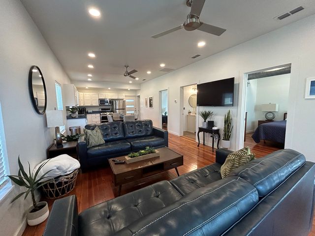 1524 N Water St, Kerrville, TX 78028