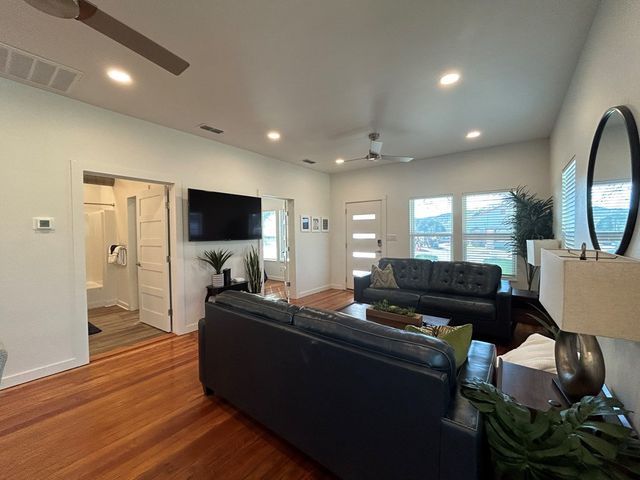 1524 N Water St, Kerrville, TX 78028