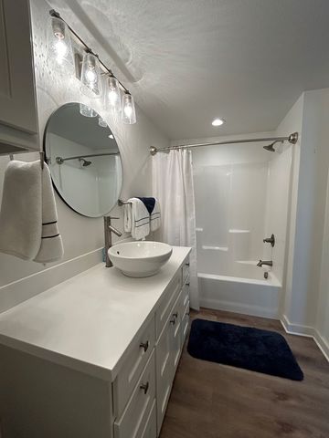 1524 N Water St, Kerrville, TX 78028