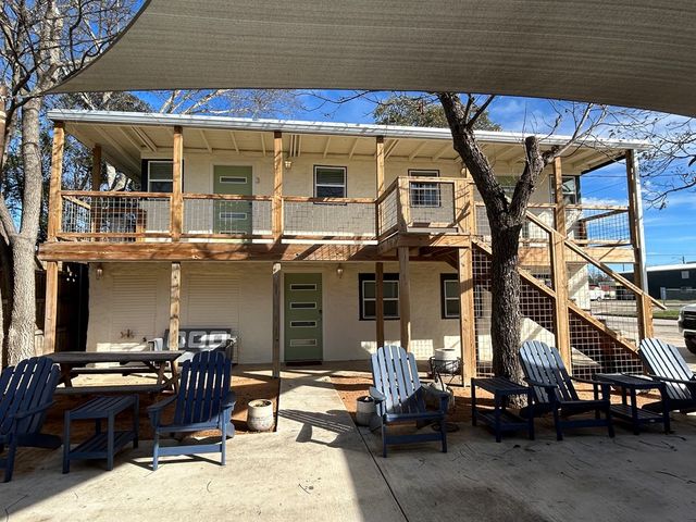 1524 N Water St, Kerrville, TX 78028