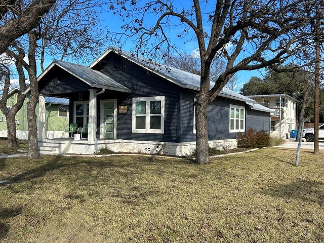1524 N Water St, Kerrville, TX 78028