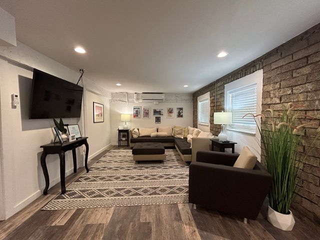 1524 N Water St, Kerrville, TX 78028