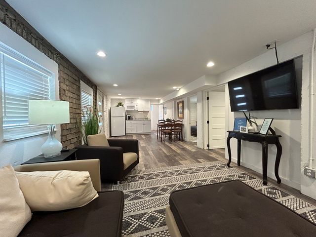 1524 N Water St, Kerrville, TX 78028