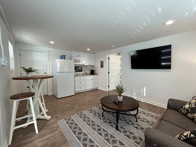 1524 N Water St, Kerrville, TX 78028