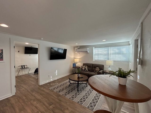 1524 N Water St, Kerrville, TX 78028