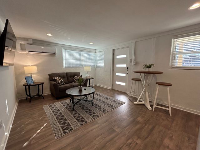 1524 N Water St, Kerrville, TX 78028