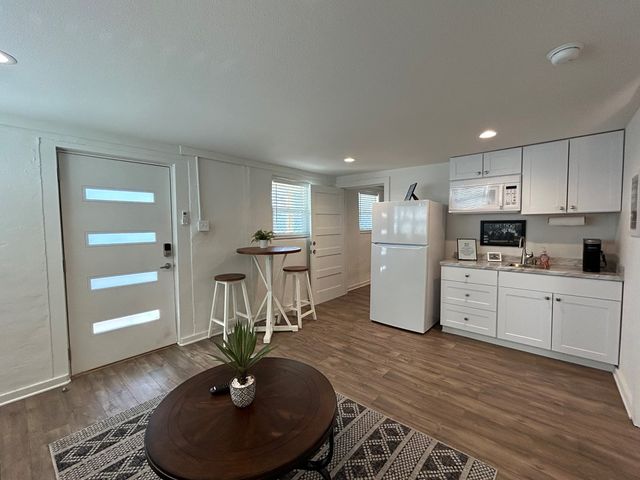 1524 N Water St, Kerrville, TX 78028