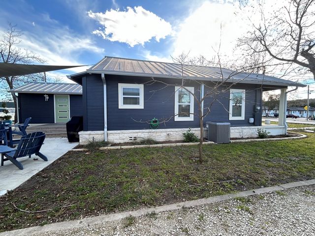 1524 N Water St, Kerrville, TX 78028