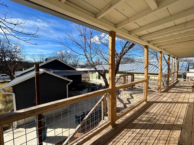 1524 N Water St, Kerrville, TX 78028