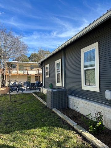 1524 N Water St, Kerrville, TX 78028