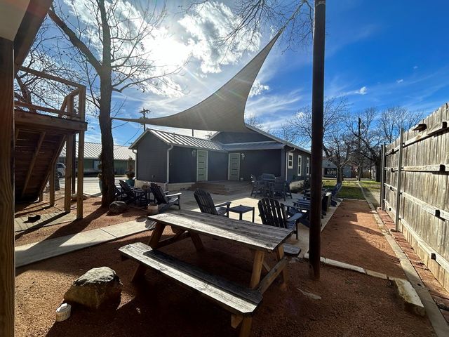 1524 N Water St, Kerrville, TX 78028