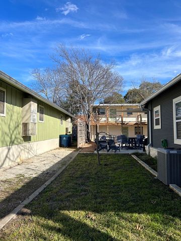 1524 N Water St, Kerrville, TX 78028