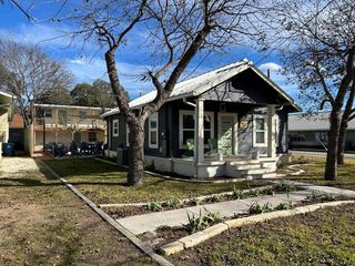 1524 N Water St, Kerrville, TX 78028