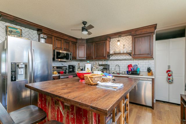 9730 E BALL RD, Centralia, MO 65240