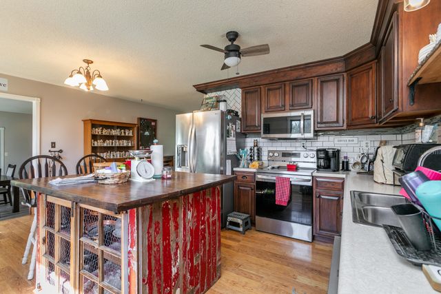 9730 E BALL RD, Centralia, MO 65240