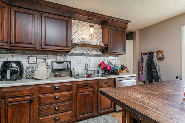 9730 E BALL RD, Centralia, MO 65240