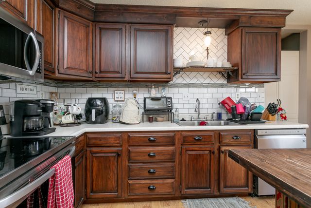 9730 E BALL RD, Centralia, MO 65240