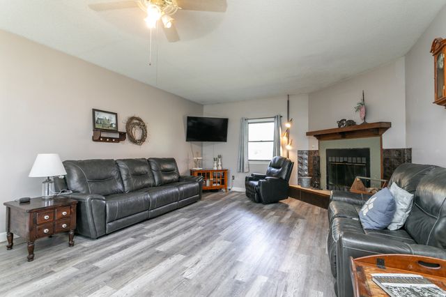 9730 E BALL RD, Centralia, MO 65240