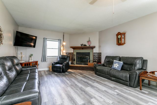 9730 E BALL RD, Centralia, MO 65240