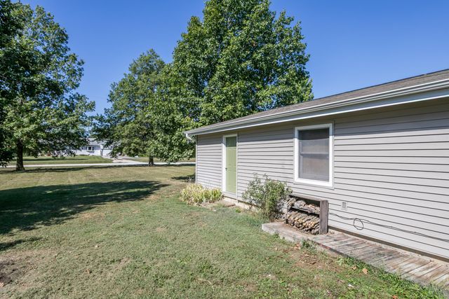 9730 E BALL RD, Centralia, MO 65240