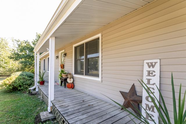 9730 E BALL RD, Centralia, MO 65240