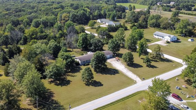 9730 E BALL RD, Centralia, MO 65240