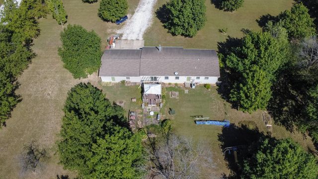9730 E BALL RD, Centralia, MO 65240